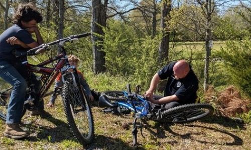 Piedmont Police assist child with broken bike