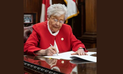Governor Ivey Signs House Bill 342, Expanding Alternative Certification Pathways for New Alabama Teachers