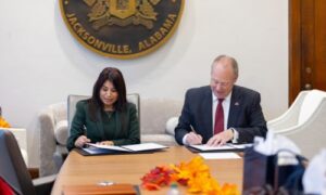 Dr. Christina Hagerty, Senior Associate Vice Chancellor of Academic Affairs at Lone Star College in Houston, visited JSU recently to sign a transfer agreement with JSU President Don C. Killingsworth, Jr.