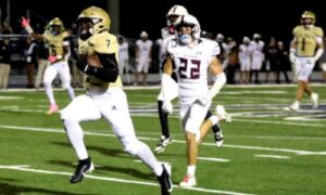 Jacksonville’s Tylen Ellis breaks a run against St. Clair County on Friday at Jacksonville. The Golden Eagles won 45-21 to clinch a playoff berth. (Photo by Greg Warren/For East Alabama Sports Today)