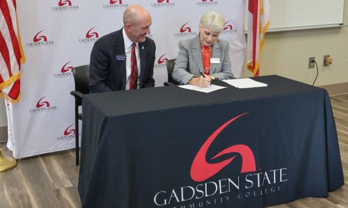 Gadsden State president Dr. Kathy Murphy and Samford University president Dr. Beck Taylor sign a memorandum of understanding (MOU) that will create seamless transfer pathways for Gadsden State graduates into select Samford programs.