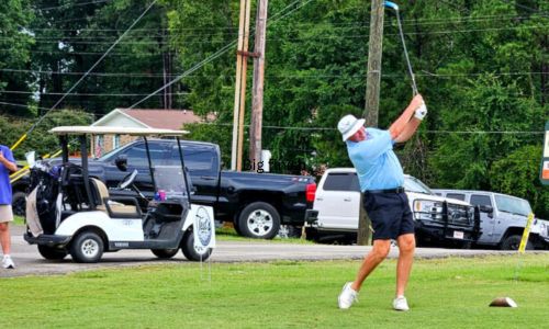 Gary Wigington tees off on No. 1 during Sunday’s final round of the Etowah County Open on the Links at Briarmeade. (Photo by Joe Medley/East Alabama Sports Today)